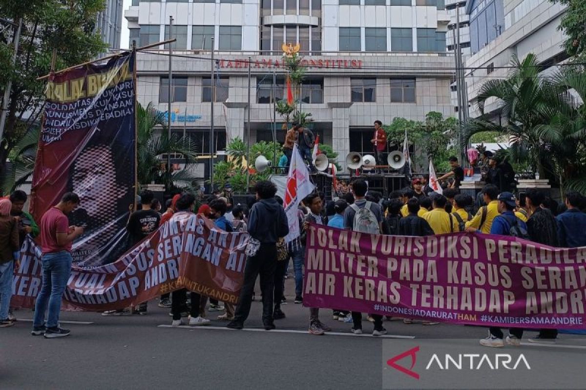 Hundreds of Protesters Voice Aspirations at the Constitutional Court