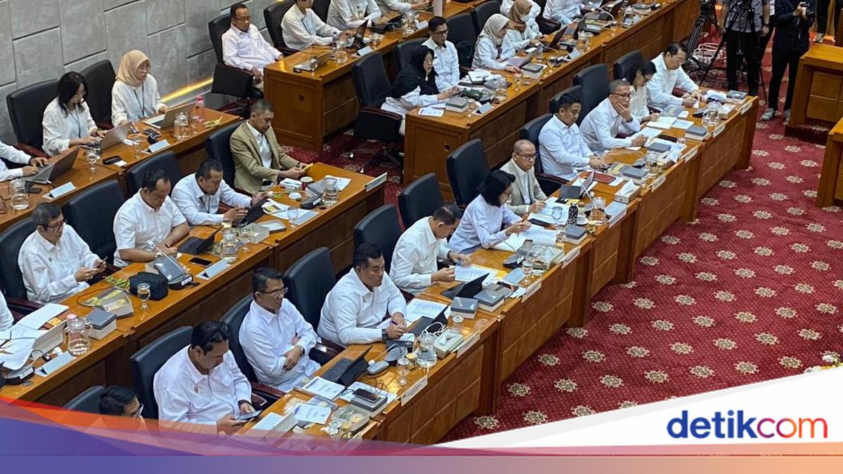 Minister of Migrant Worker Protection Explains Efforts to Safeguard 20,000 Indonesian Migrant Workers Amid Escalating Tensions in the Middle East