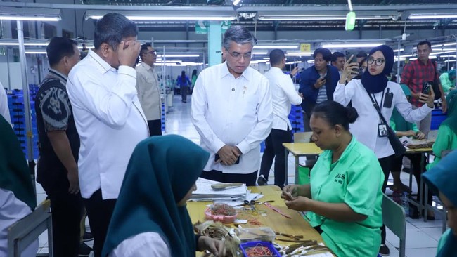 Labour Minister Prepares This Strategy to Anticipate Layoffs Amid Global Turmoil