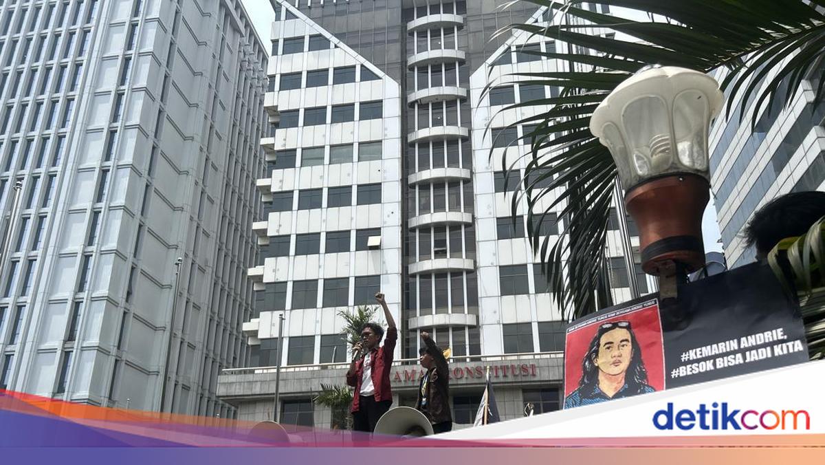 Students Protest at Constitutional Court, Demand Andrie Yunus Case Be Brought to General Court