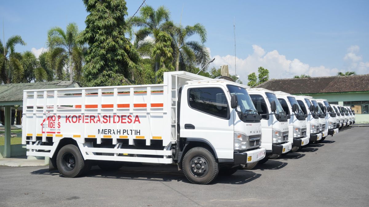 Trenggalek Deputy Regent Hands Over 14 Trucks to Completed Merah Putih Village/Urban Village Cooperatives