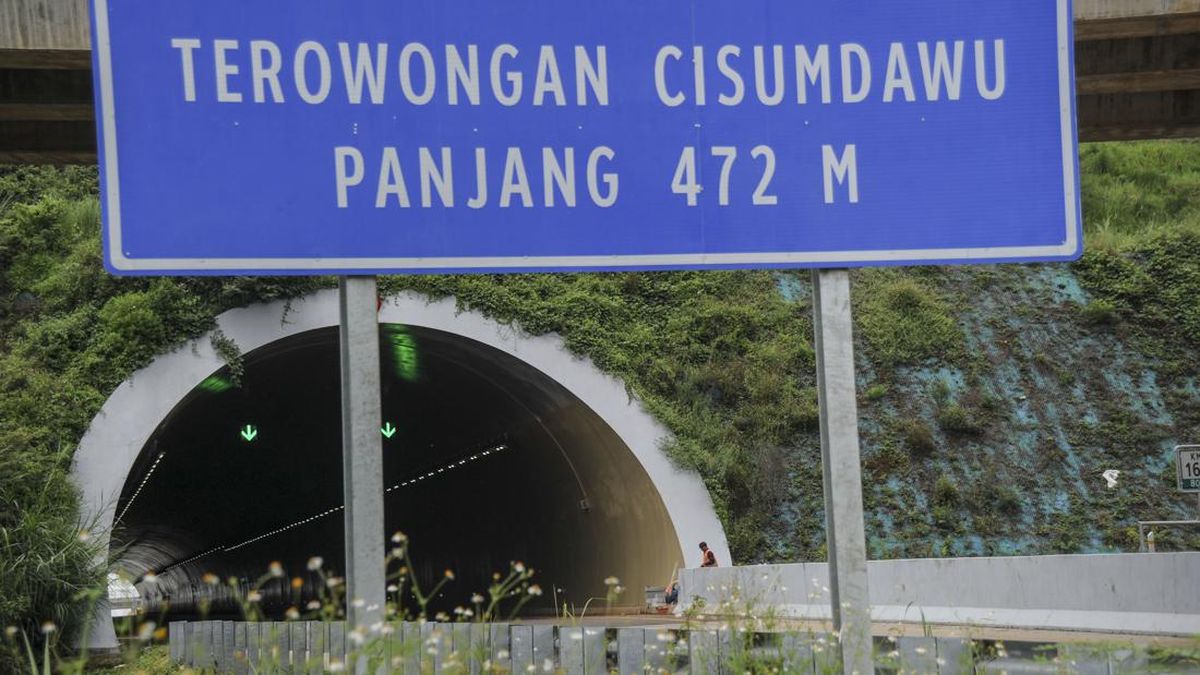 Continuous Rain Causes Cracks on Cisumdawu Toll Road Towards Bandung-Cirebon