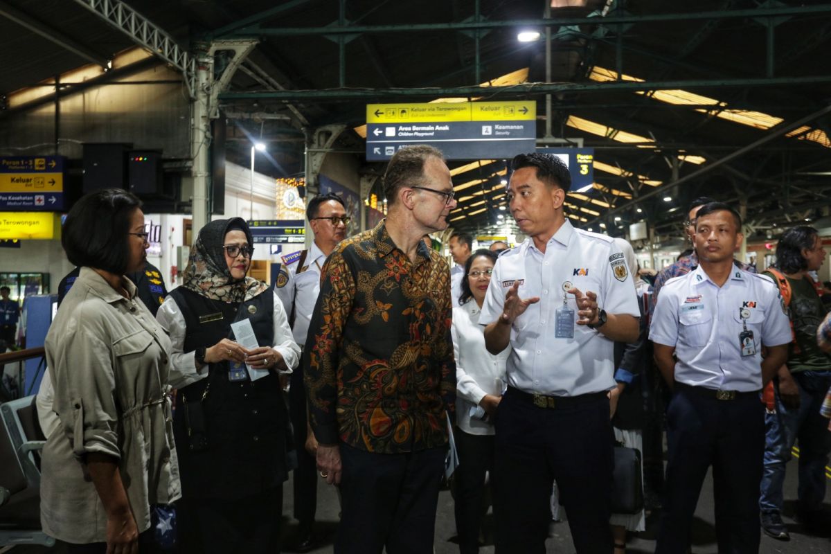 British Ambassador Appreciates Environmentally Friendly Services of KAI Daop 6