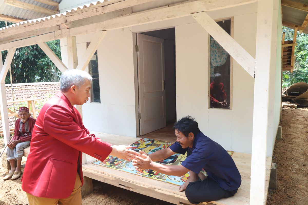 UPI Renovates Uninhabitable House of 20 Years in West Bandung