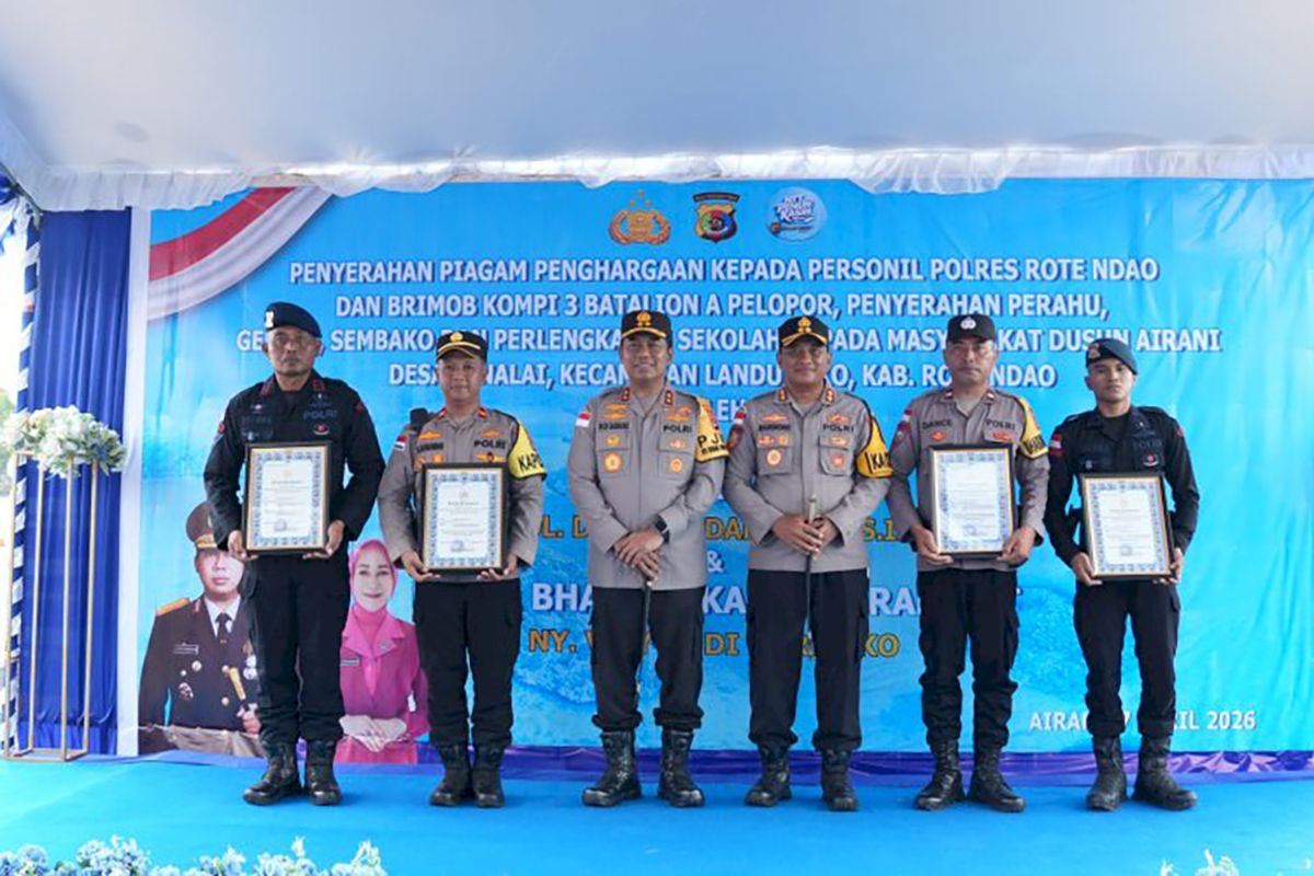 NTT Police Chief Awards Police Rescuers of Stranded Pilot Whales