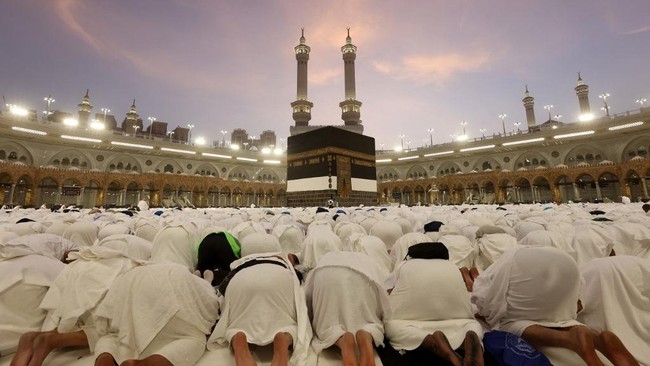 US Citizens Advised to Postpone Hajj Amid War: What About Indonesia?