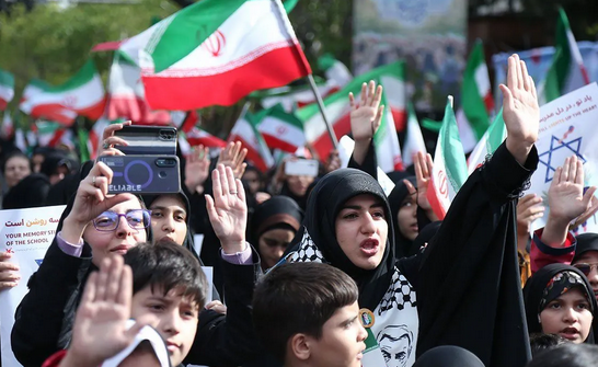 Iran's Foreign Minister Confirms Opening of Strait of Hormuz for Two Weeks