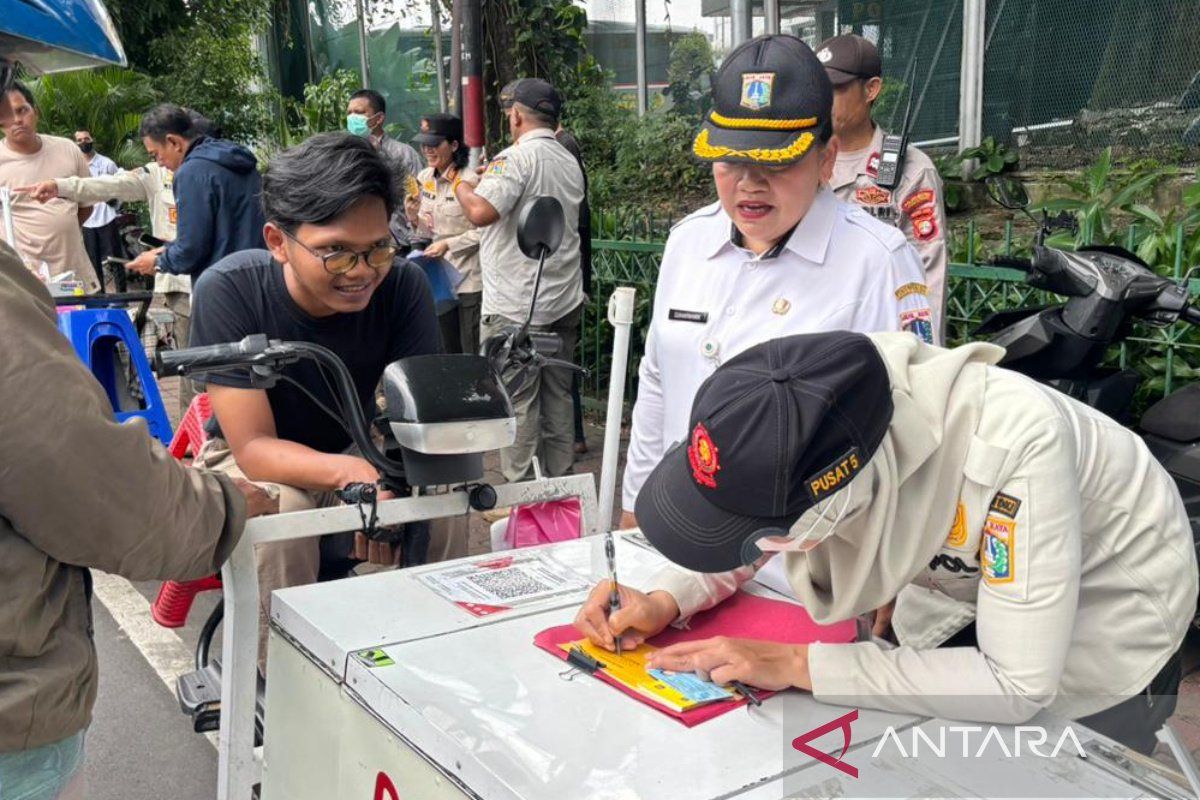 Central Jakarta Clears Sidewalk Vendors and Social Service Facilities in Cempaka Putih
