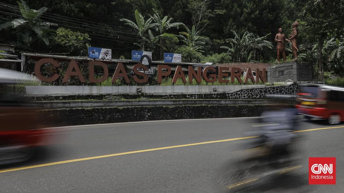 Prince's Cliff Access Linking Bandung-Sumedang Cut Off by Landslide