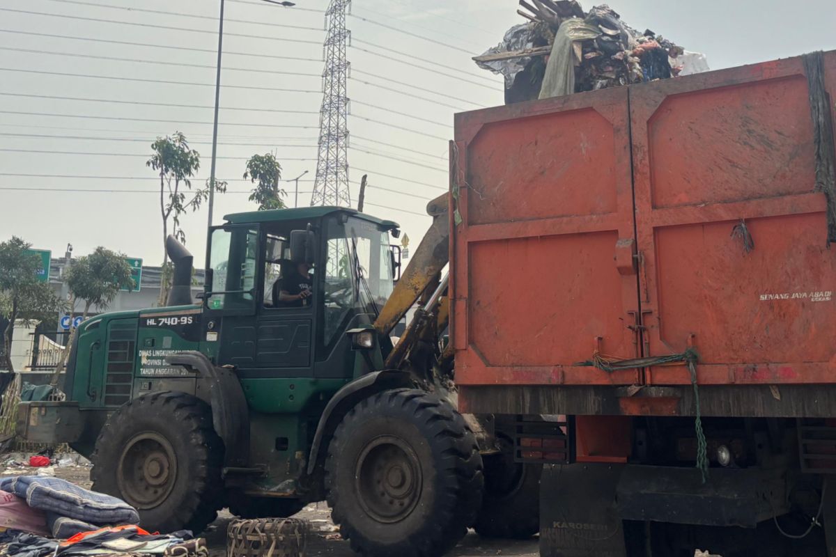 North Jakarta City Government Deploys Eight Trucks to Clear Rubbish at Cincin Reservoir TPS