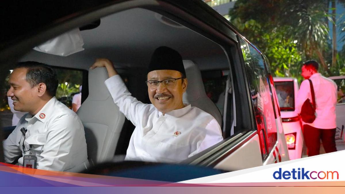 Moment When Social Minister and Deputy Arrive at President's Briefing in Electric Car