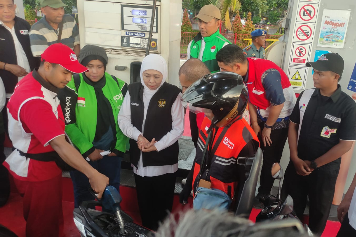 East Java Provincial Government Distributes Free Groceries and Fuel to 200 Ride-Hailing Drivers in Sidoarjo