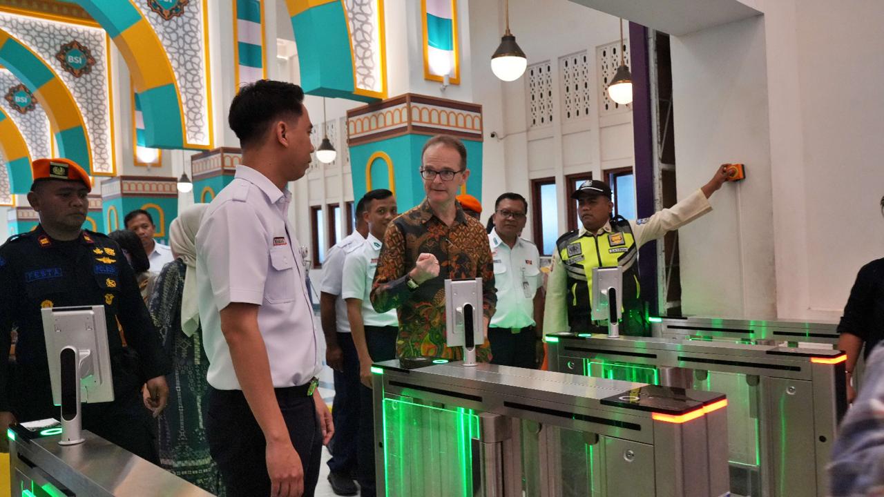 Visiting Yogyakarta, British Ambassador Supports Transition to Low-Carbon Urban Mobility System