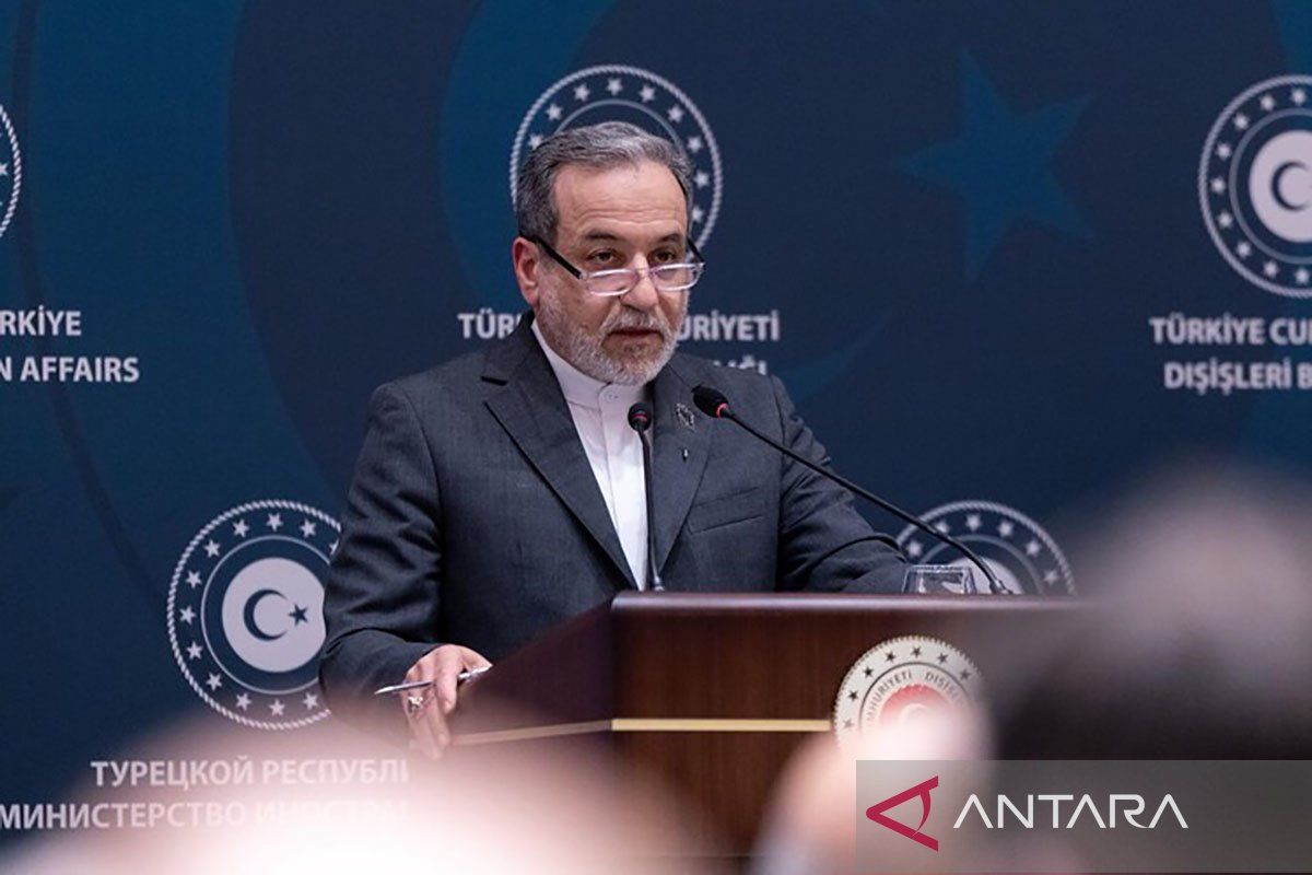 Araghchi: US must choose ceasefire or war through Israel