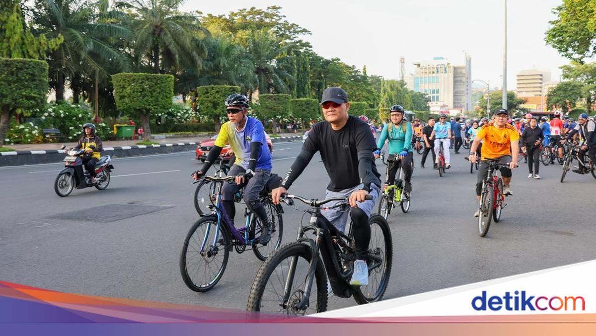 Energy-Saving Initiative: Governor Ahmad Luthfi Commutes to Work by Bicycle