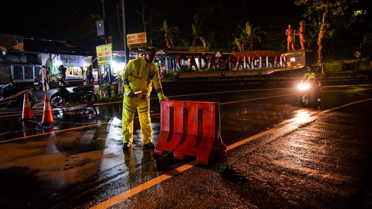 Cadas Pangeran Road in Sumedang Reopens After Landslide