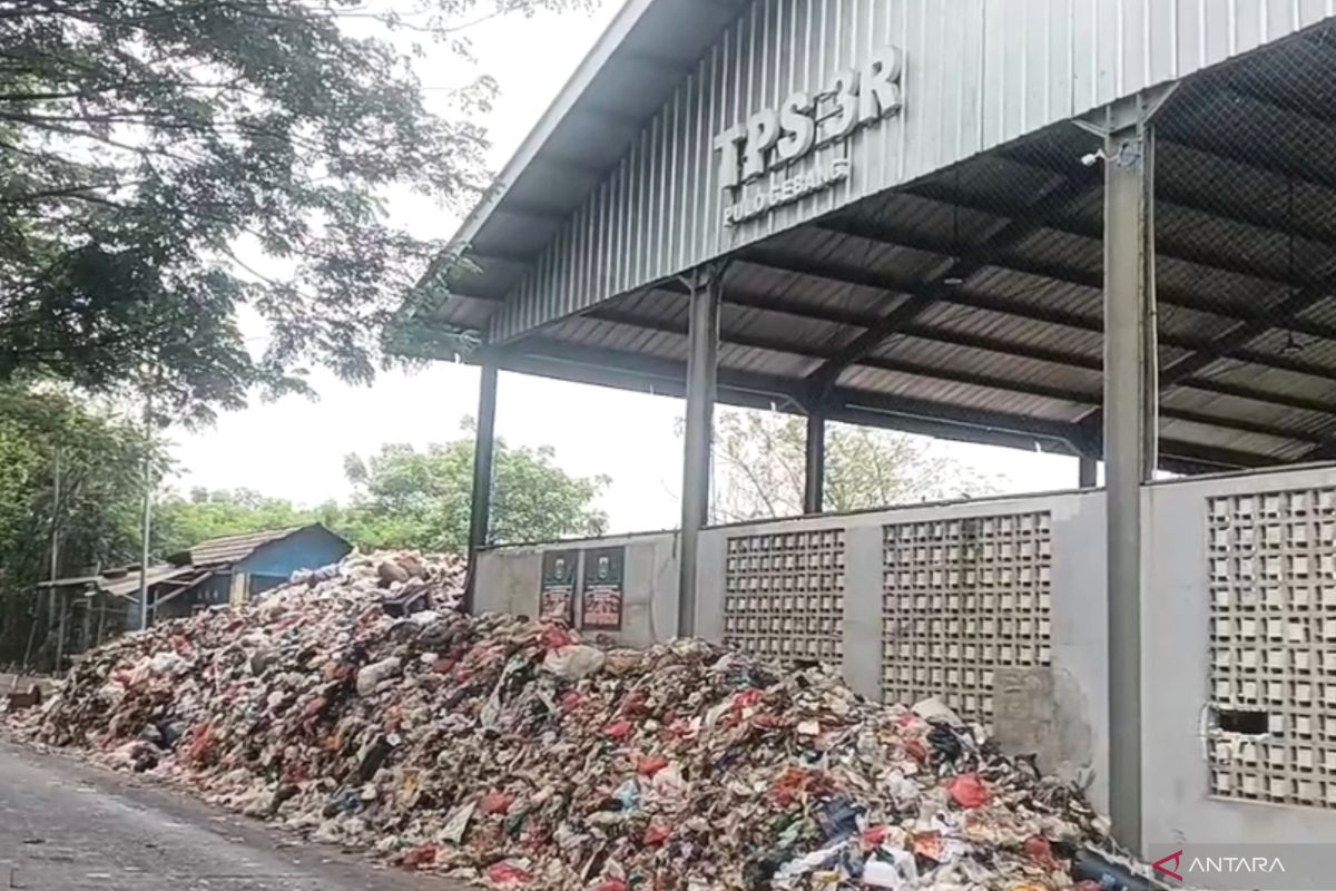 Rubbish Piles Overflow at Pulogebang 3R TPS, Residents Worried About Disease Spread