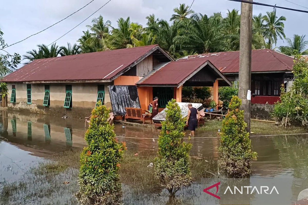 Bengkulu City Government Distributes Packed Meals to Flood Victims