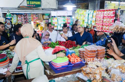 Plastic Prices Surge Fourfold, Farhan Urges Residents to Change Shopping Habits