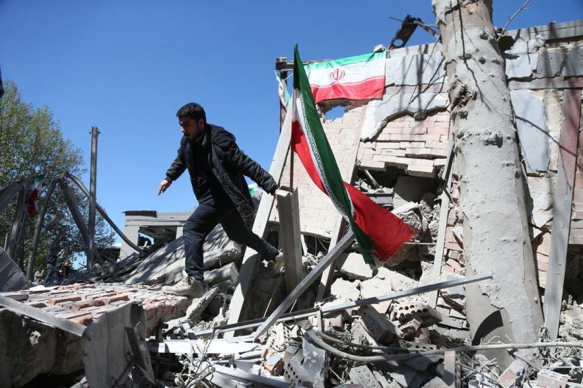 Despite Being Bombed, Teaching Activities at Iranian University Continue