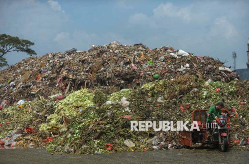 When Rubbish Spills onto the Streets, Jakarta Residents Live in the Shadow of Disease
