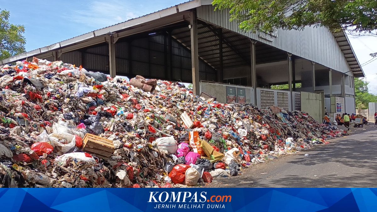 Garbage Piles at Rawa Bebek TPS Overflow onto Road, Disrupting Motorists