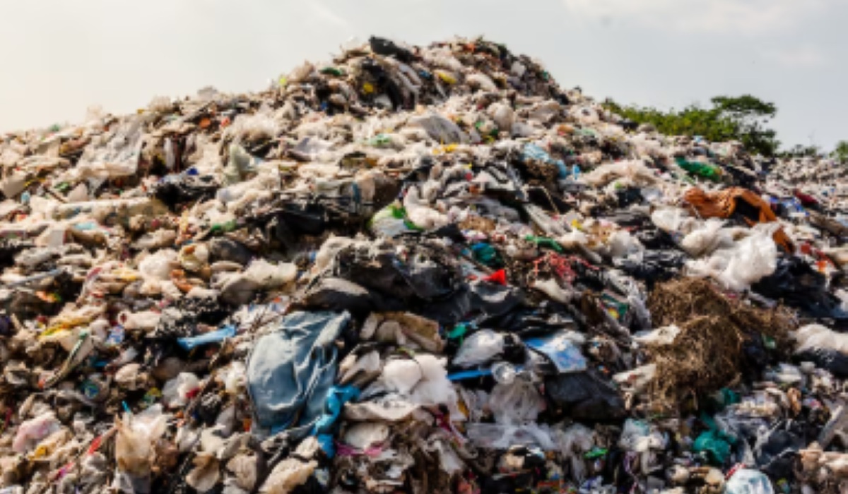 Rubbish from Pulogebang TPS 3R Spills onto Road, Residents Complain of Odour and Diseases