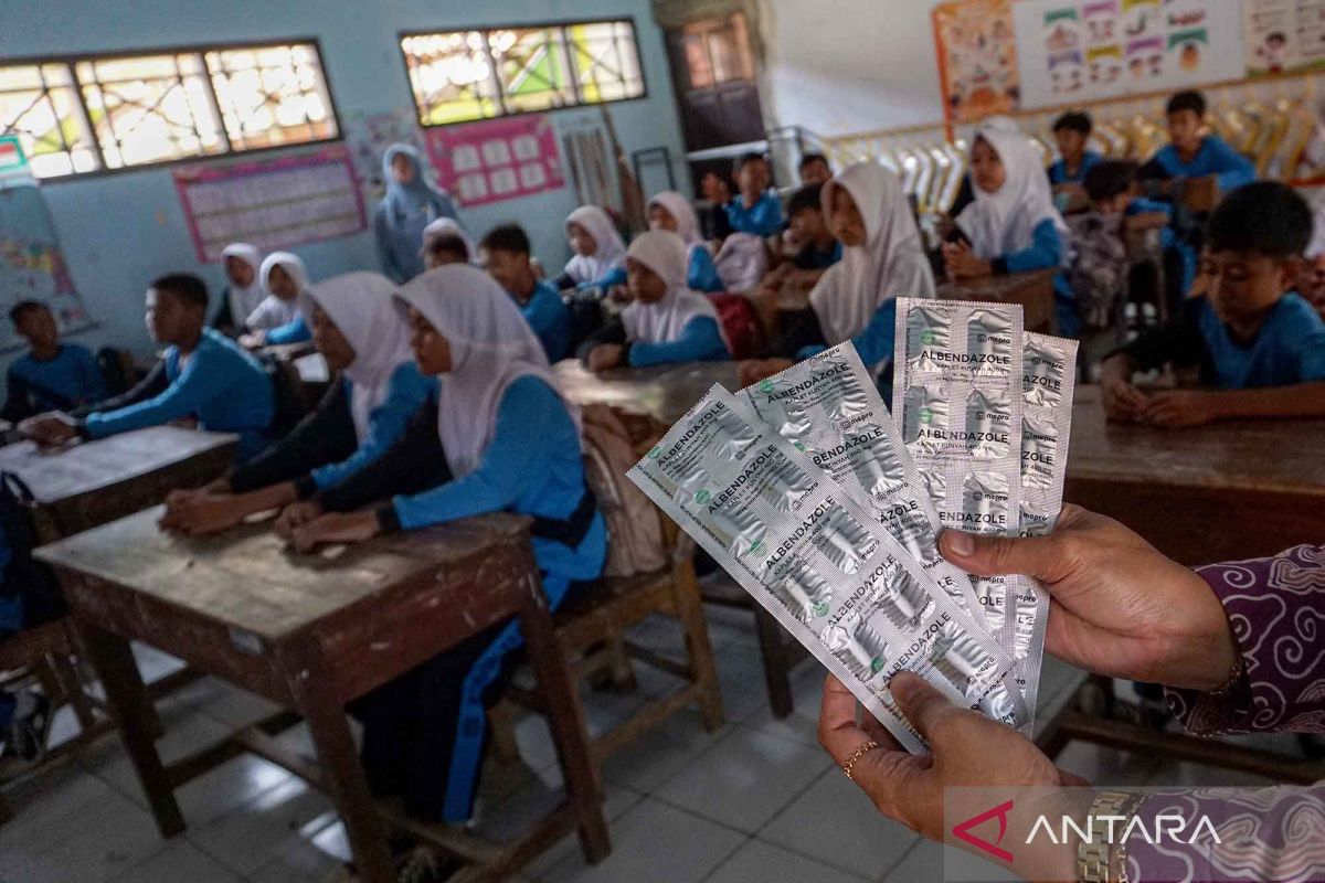 Thousands of students in Batang, Central Java, given deworming medication to enhance nutrient absorption from food