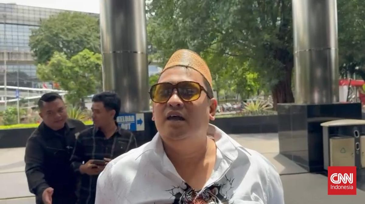 Madura's 'Crazy Rich' Haji Her Questioned by KPK in Cigarette Excise Case