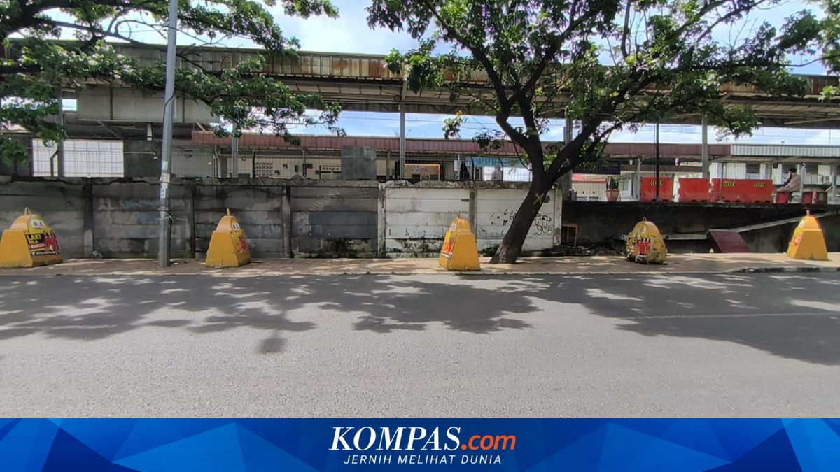 After Going Viral as Illegal Parking Spot, Batu Ceper Station Pavement Now Fitted with Concrete Barriers
