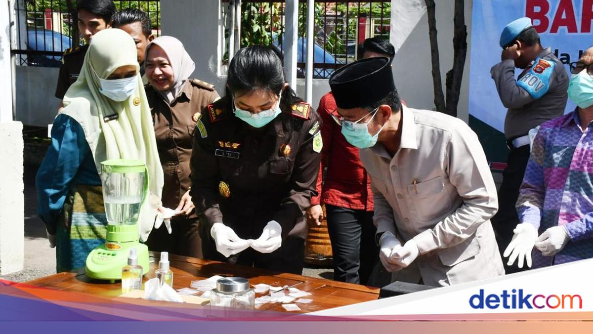 Dompu District Prosecutor's Office Destroys 67.11 Grams of Narcotics and Sharp Weapons