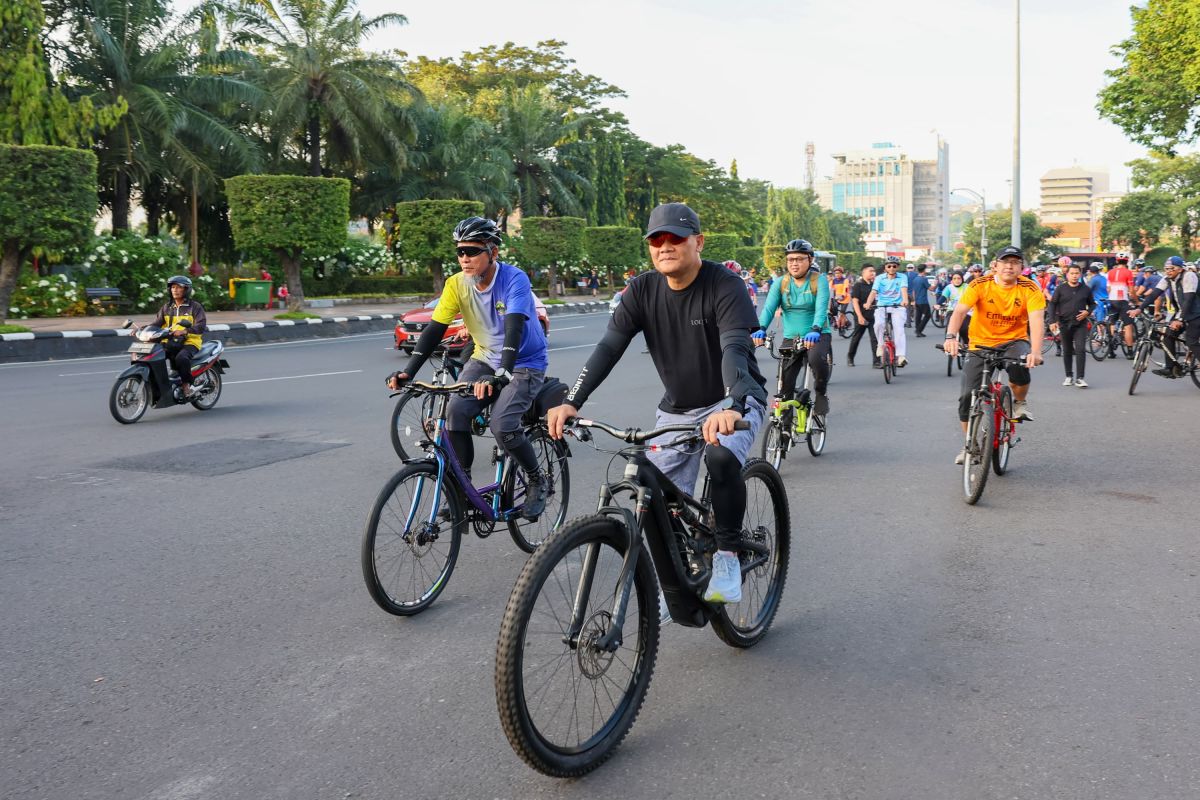 Central Java Governor cycles to office with regional agency heads