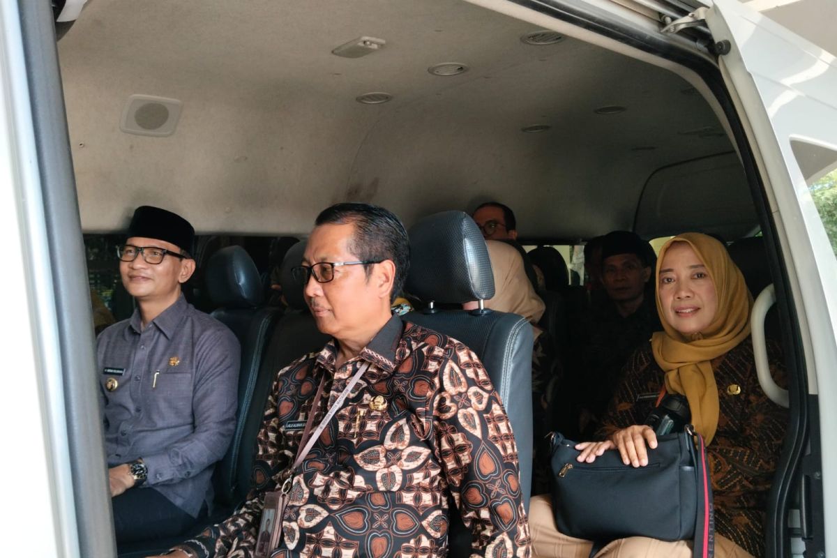Officials up to Mataram Mayor use bus to DPRD to demonstrate efficiency commitment
