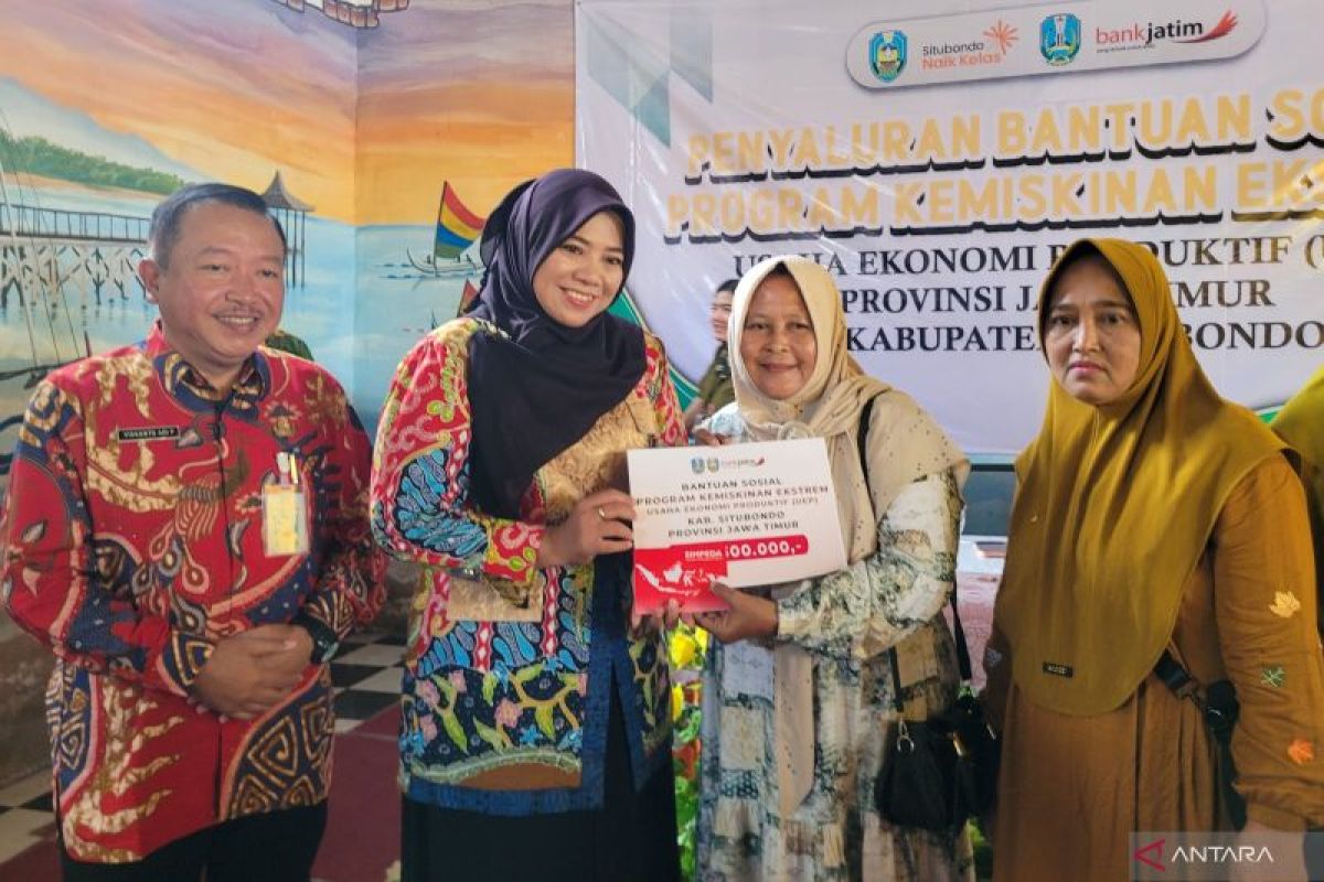 Hundreds of Extreme Poor Residents in Situbondo Receive Business Capital Assistance