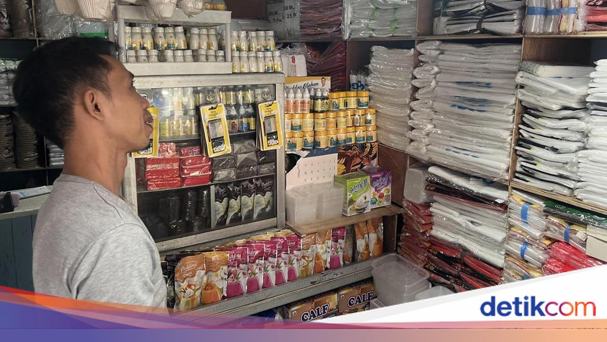 Jakarta Traders Frustrated as Plastic Prices Surge Tenfold Since Ramadan