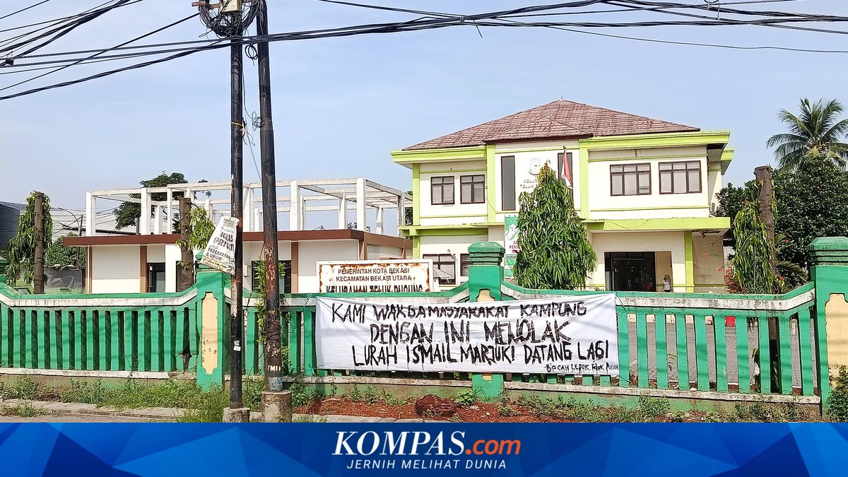 Residents Protest Ban on Wedding Events at Teluk Pucung Sub-District Office in Bekasi