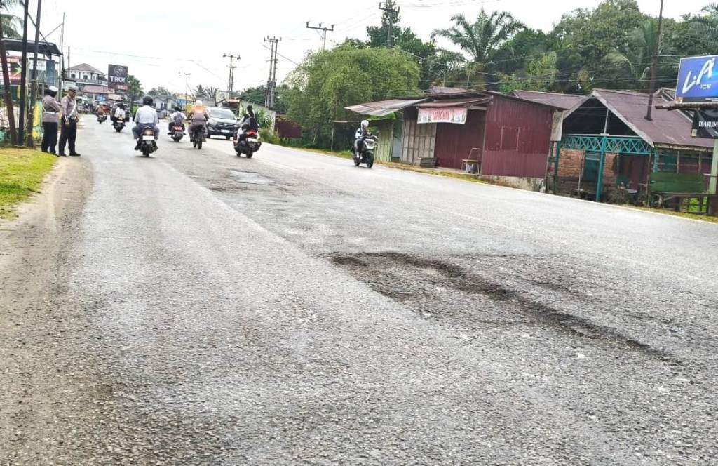 Road Users Complain About Damaged National Roads Near IKN