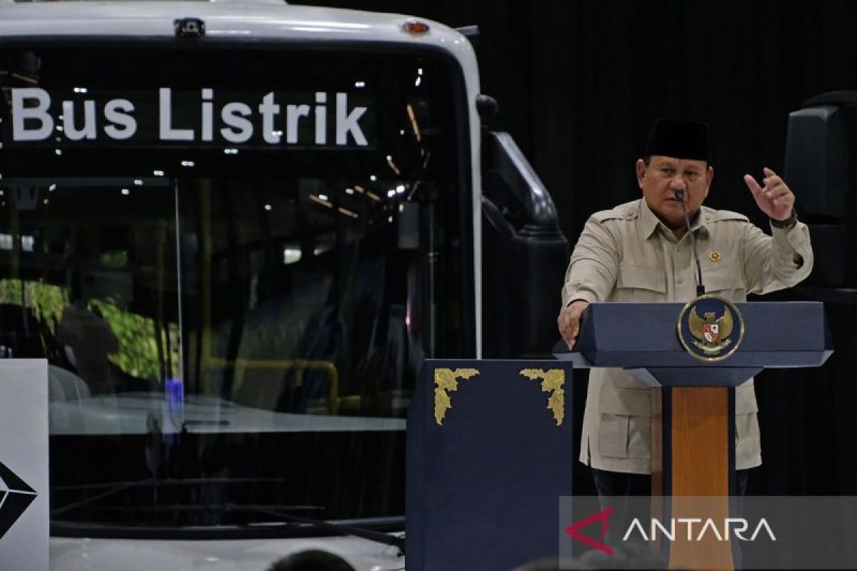 Prabowo hopes provincial governments and TNI will buy domestically produced electric vehicles