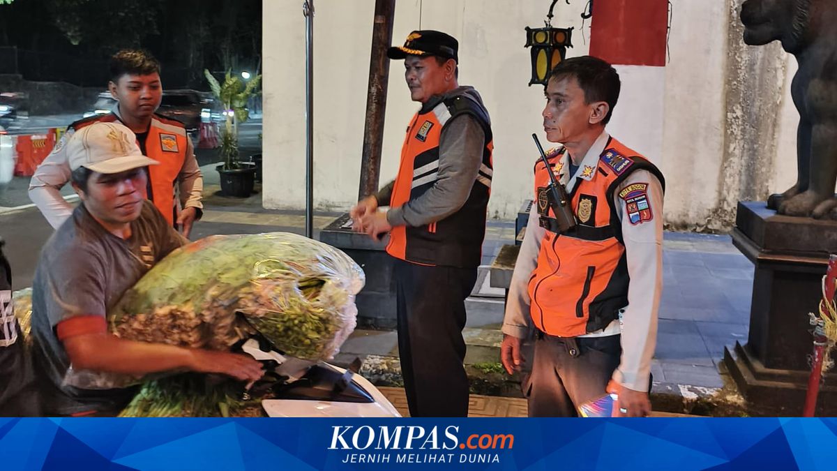 After Trucks Banned, Vegetable Supplies to Bogor Market Sneak In Using Motorbikes and Rickshaws