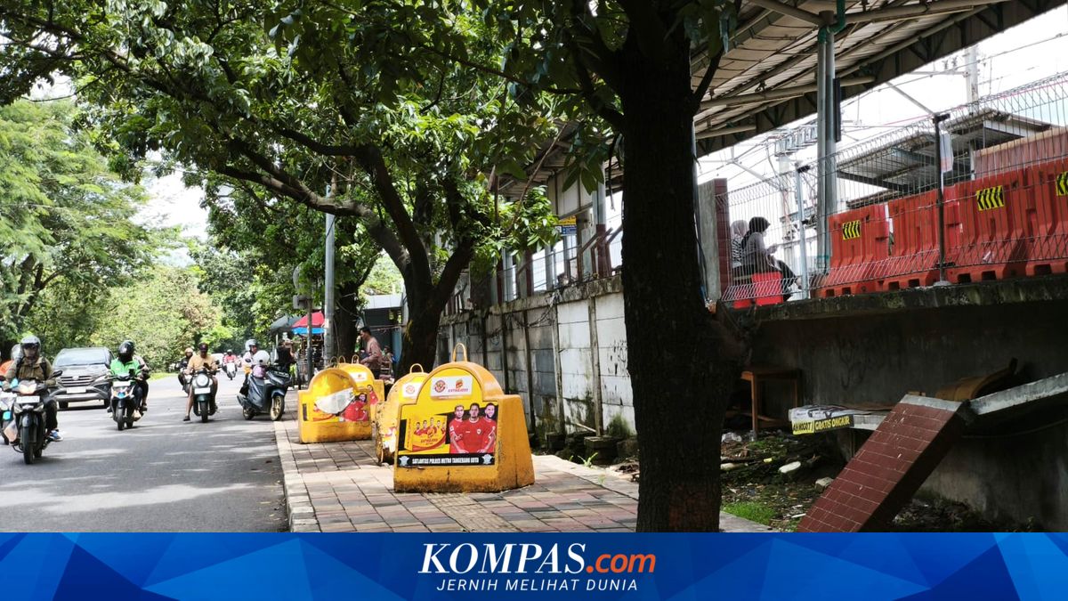 KRL Batuceper Users Park on Sidewalks Due to Dangerous Official Parking Access