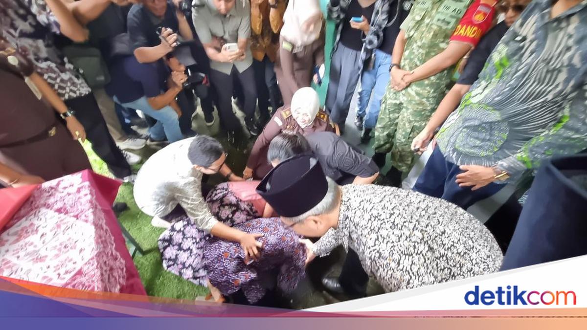 Mbah Tupon's Prayer of Gratitude After Return of Two Land Certificates