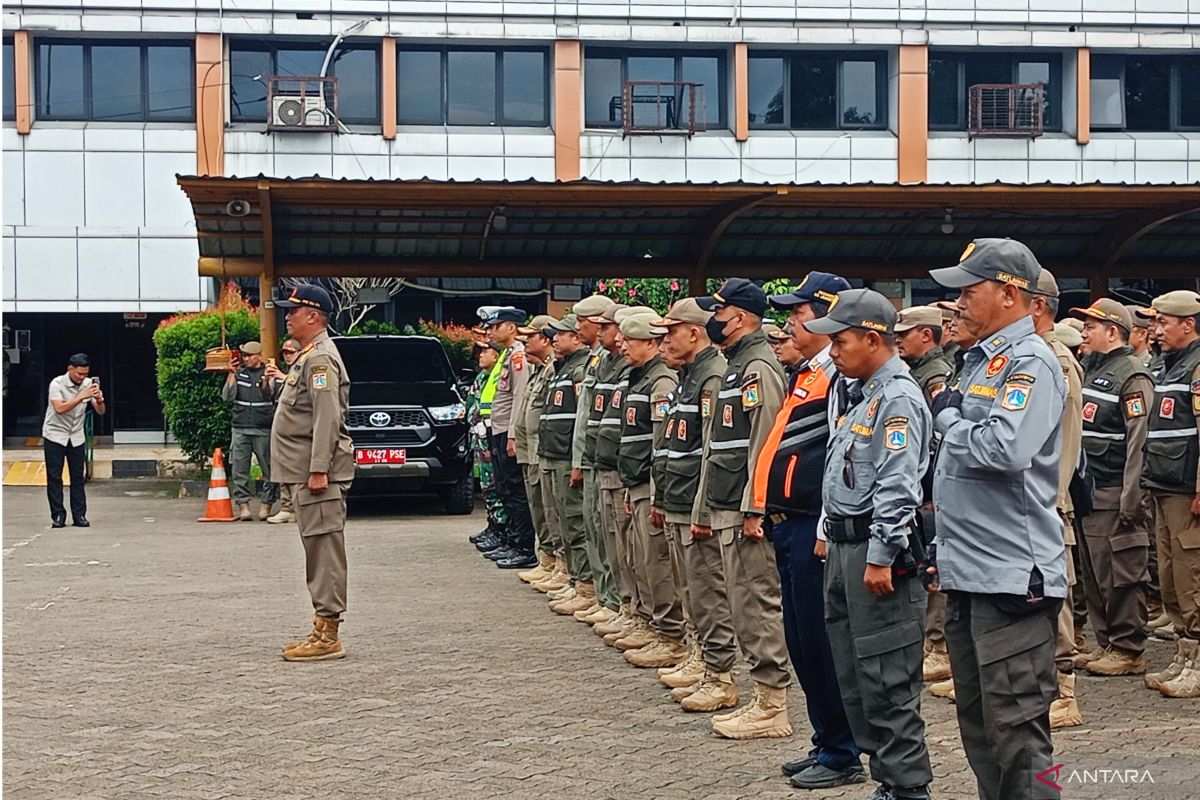 Joint Task Force of 250 Personnel Deployed to Regulate Street Vendors in East Jakarta