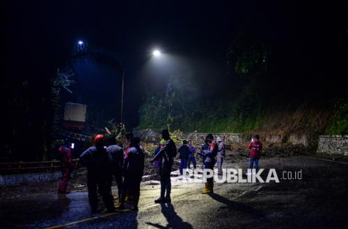 Access to Cadas Pangeran Road, Previously Blocked by Landslide, Now Passable for Vehicles