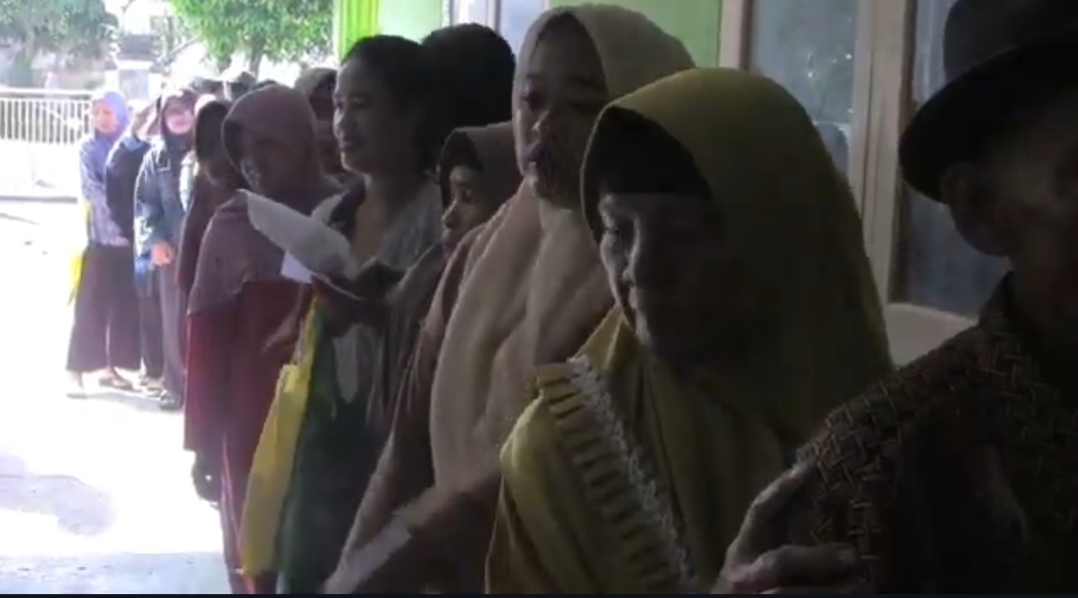 Residents Queue for Food Assistance at Cimayasari Village Hall in Subang