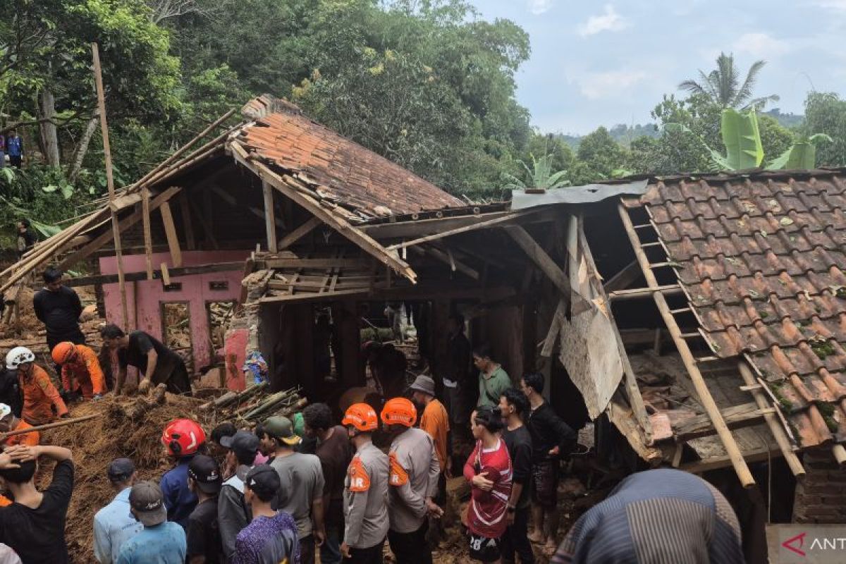 Sumedang Regency Relocates Two Houses Affected by Landslide in Mekar Rahayu