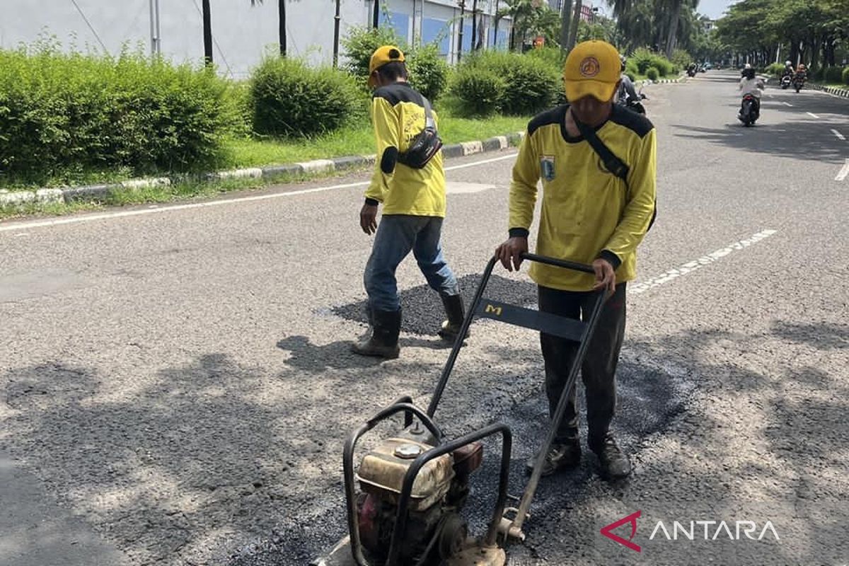 DKI patches 20 pothole sites in Daan Mogot Mall area