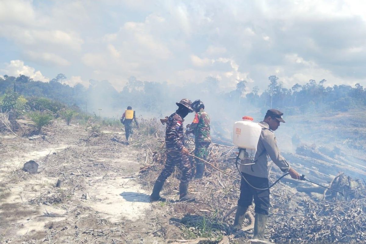 Indonesian Navy Assists in Extinguishing Forest and Land Fires in Sambas