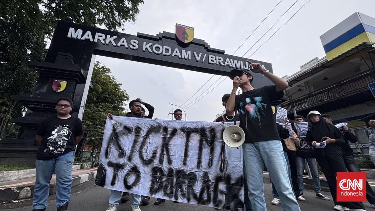 Students Stage Protest at Kodam V/Brawijaya over Andrie Yunus Case