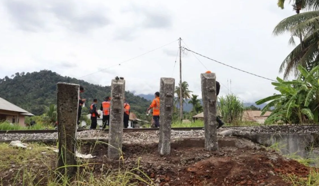 KAI Divre II West Sumatra Closes Illegal Level Crossing in Paulimah–Indarung