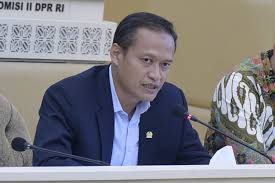 Parliament Urges No More Presidential Aides Acting to 'Please the Boss'